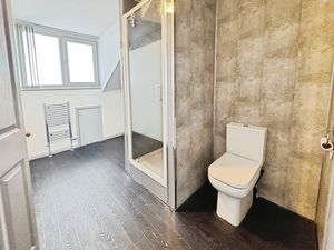 Shower room- click for photo gallery